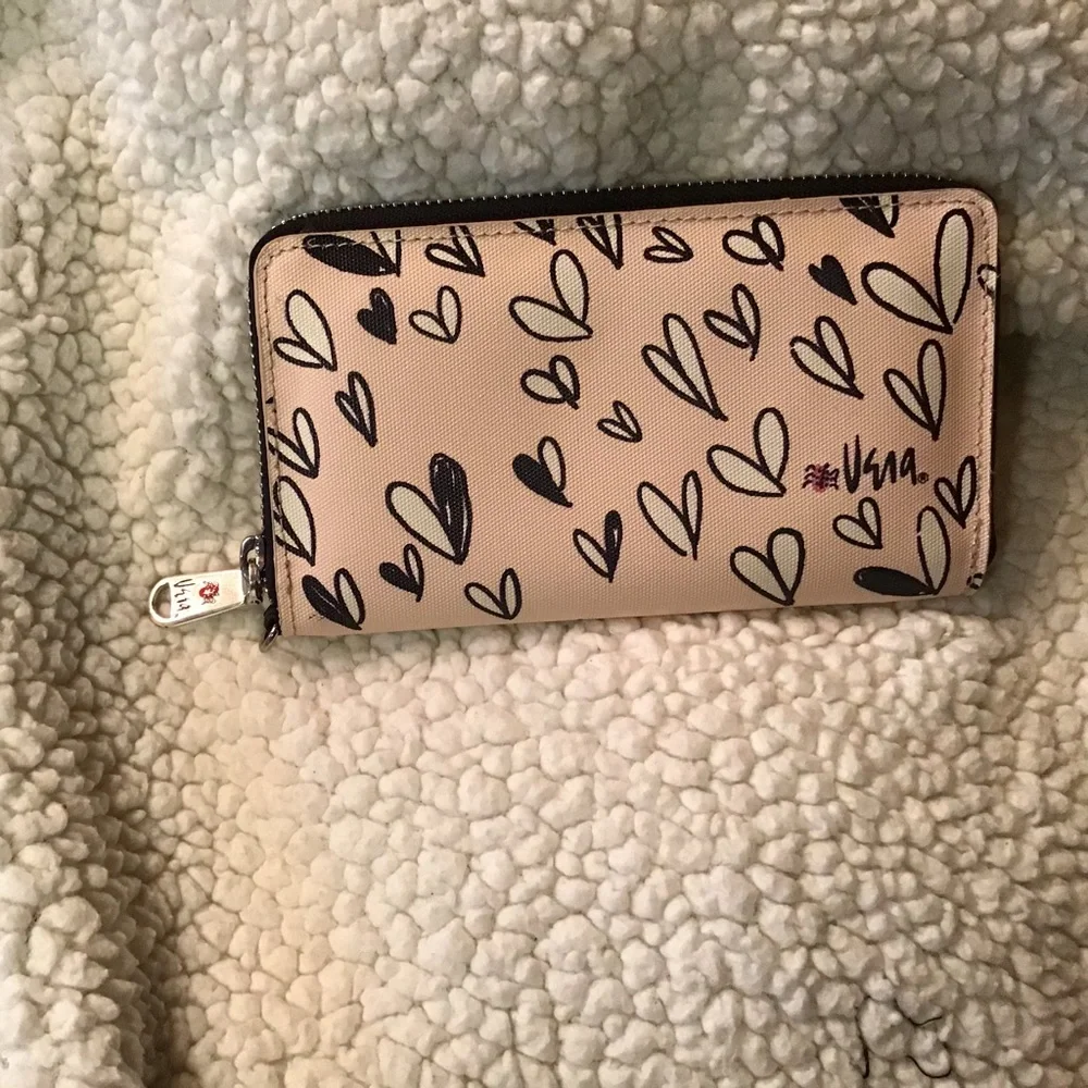 pre-loved Beautiful Vera Heart Design Wallet in Pink, White and Black